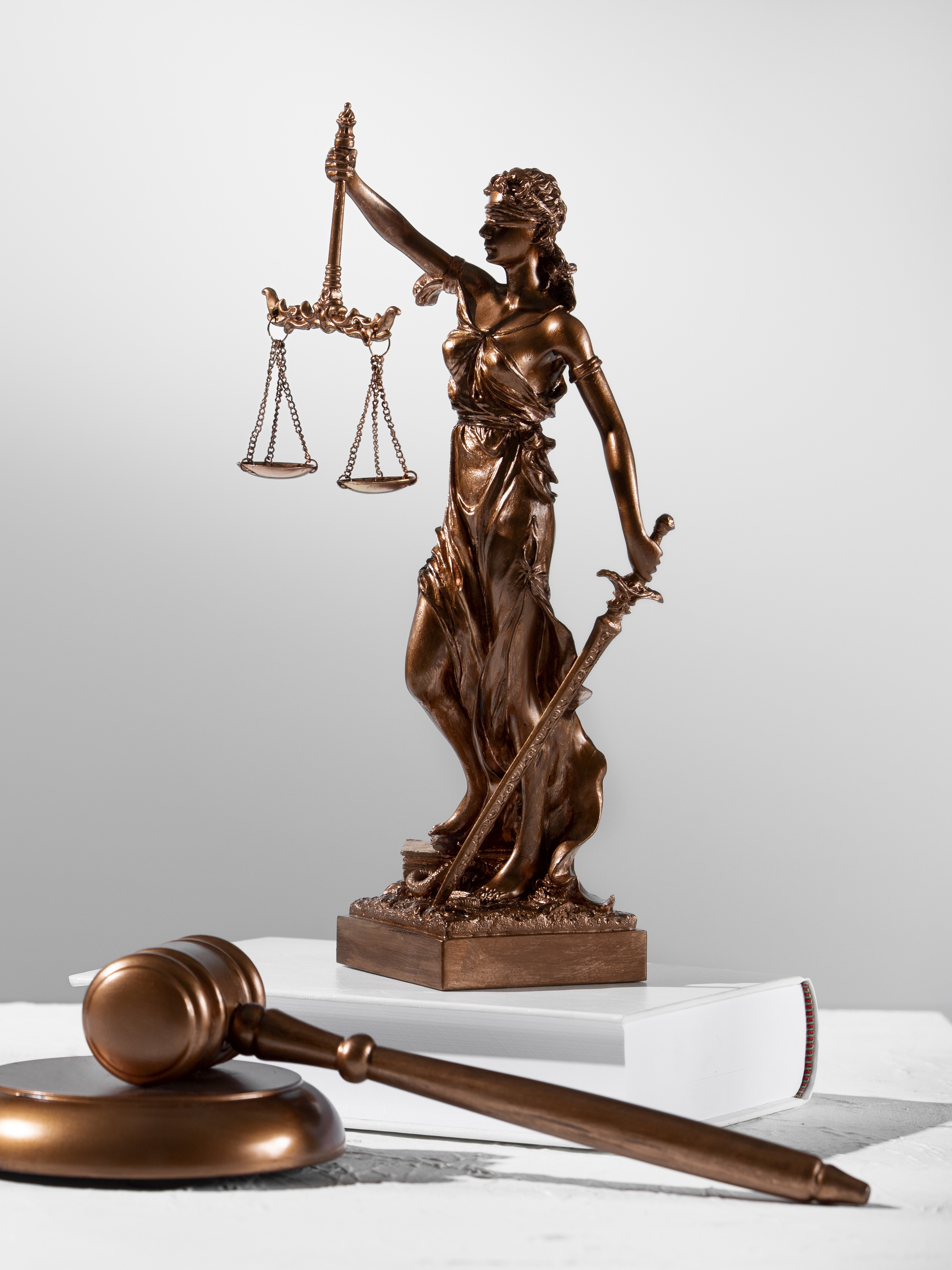 Balance de la justice — symbole du droit, cabinet Maître Debureau à Nîmes